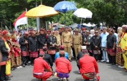 Kedatangan Egi-Syaiful di Kantor Bupati Disambut Prosesi Adat Sai Batin Lima Marga
