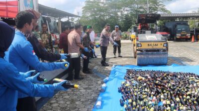 Jelang Ramadan, Ratusan Botol Miras Dimusnahkan