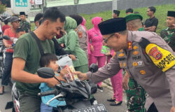Kompak, TNI-Polri Bagikan Takjil di Depan Makodim 0421/Lampung Selatan