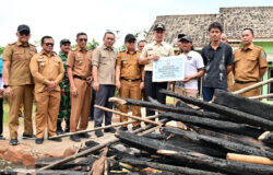 Bupati Egi Serahkan Bantuan Bedah Rumah Pasca Kebakaran di Sidomulyo
