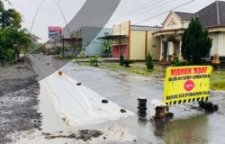 Diduga Abaikan Kualitas, Proyek Ruas Jalan Bumi Daya Dikerjakan Ketika Hujan